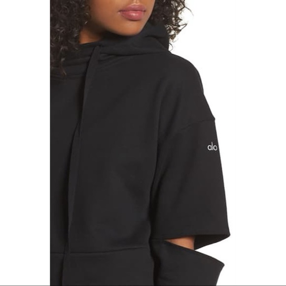 Alo Peak Cutout Sleeve Pullover Crop Hoodie Black - Picture 4 of 10